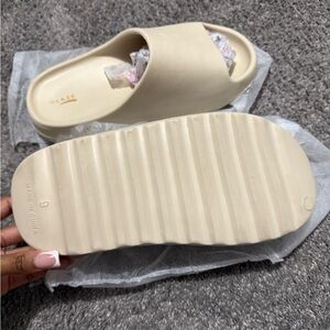 women’s foam slides
